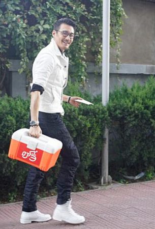 胡兵化身叮當小哥 現(xiàn)身空巢老人家中暖人心